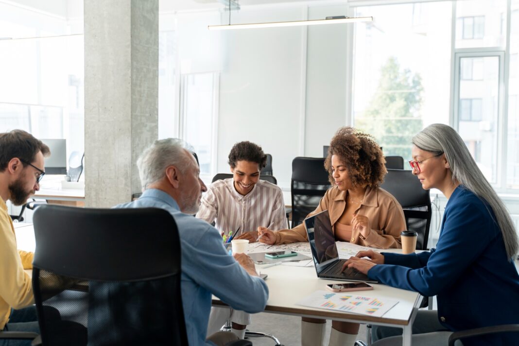 Conflitos de gerações nas empresas: compreendendo as diferenças e investindo em liderança humanizada